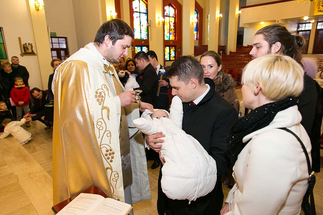 fotograf Koszalin,zdjęcia chrzest, chrzest w kościele,chrzciny