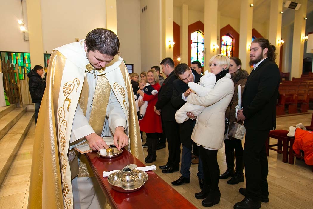 fotograf Koszalin,zdjęcia chrzest, chrzest w kościele,chrzciny