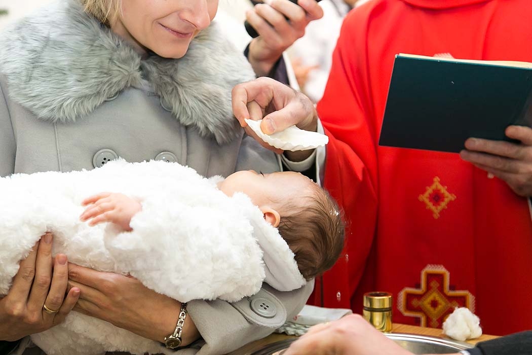 fotograf Koszalin,zdjęcia chrzest, chrzest w kościele,chrzciny