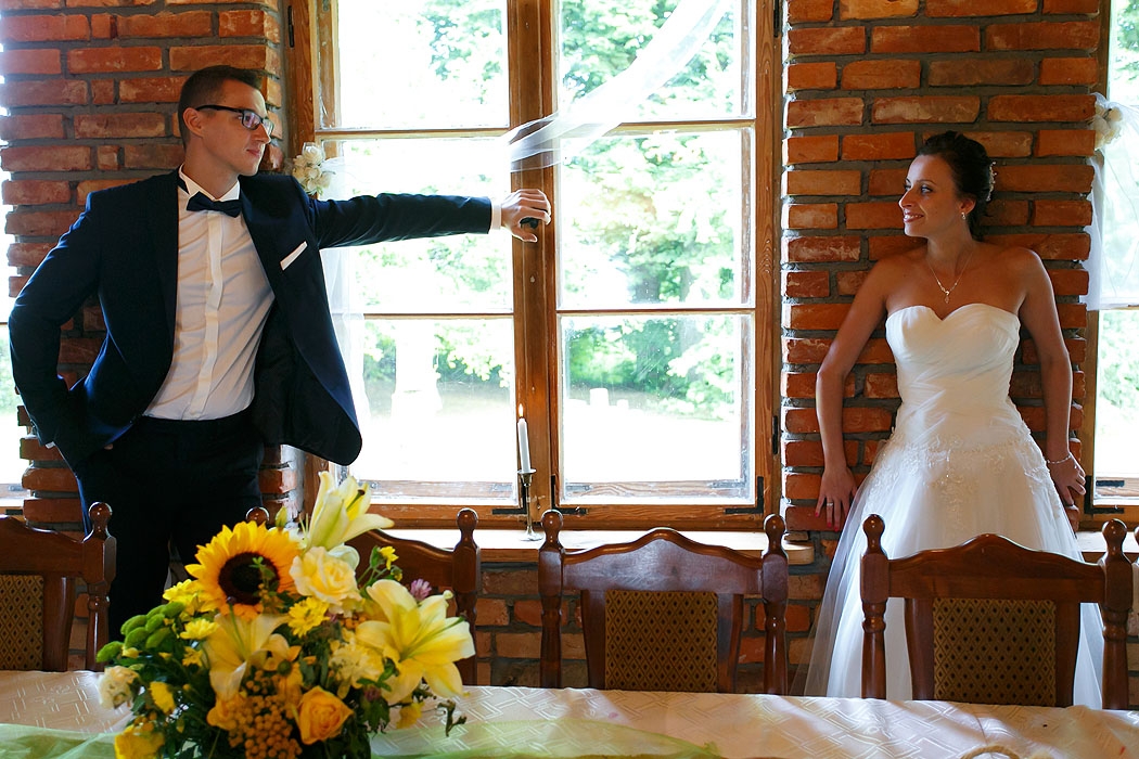 sesja pozowana ślubna, fotografia ślubna, sesje ślubne, fotograf ślub, sesja ślubna morze, fotograf wesele, fotoreportaż ślub, fotografia ślubna Koszalin, sesja ślubna w pałacu
