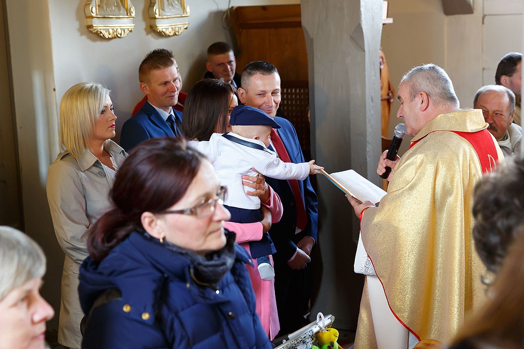 fotograf Koszalin,zdjęcia chrzest, chrzest w kościele,chrzciny