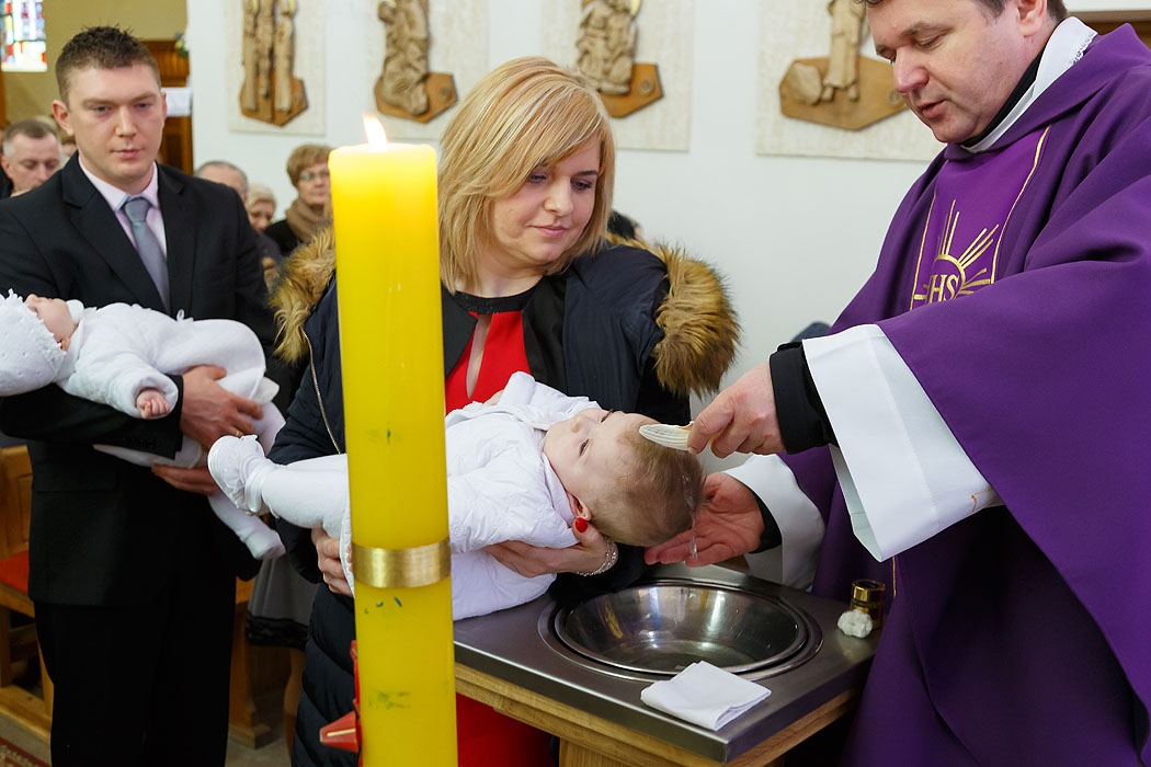 fotograf Koszalin,zdjęcia chrzest, chrzest w kościele,chrzciny