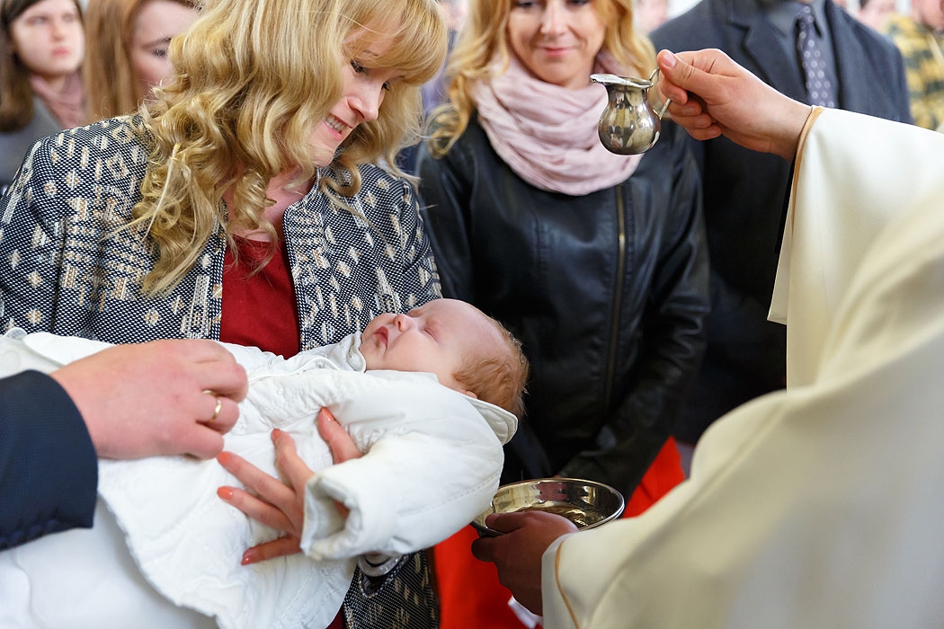 fotograf Koszalin,zdjęcia chrzest, chrzest w kościele,chrzciny