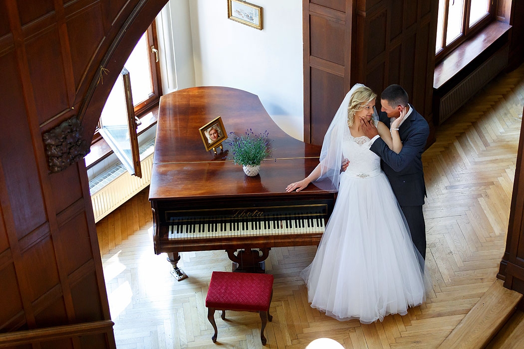 sesja pozowana ślubna, fotografia ślubna, sesje ślubne, fotograf ślub, sesja ślubna morze, fotograf wesele, fotoreportaż ślub, fotografia ślubna Koszalin, sesja ślubna w pałacu