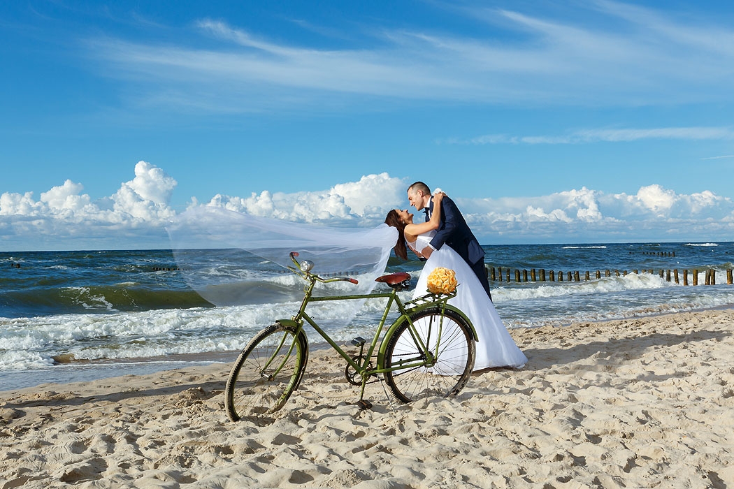 sesja ślubna nad morzem, fotografia ślubna, dobry fotograf, sesje ślubne, sesje w plenerze, fotograf Koszalin, fotograf ślubny Kołobrzeg, romantyczne sesje ślubne, zakochani, miłość, 