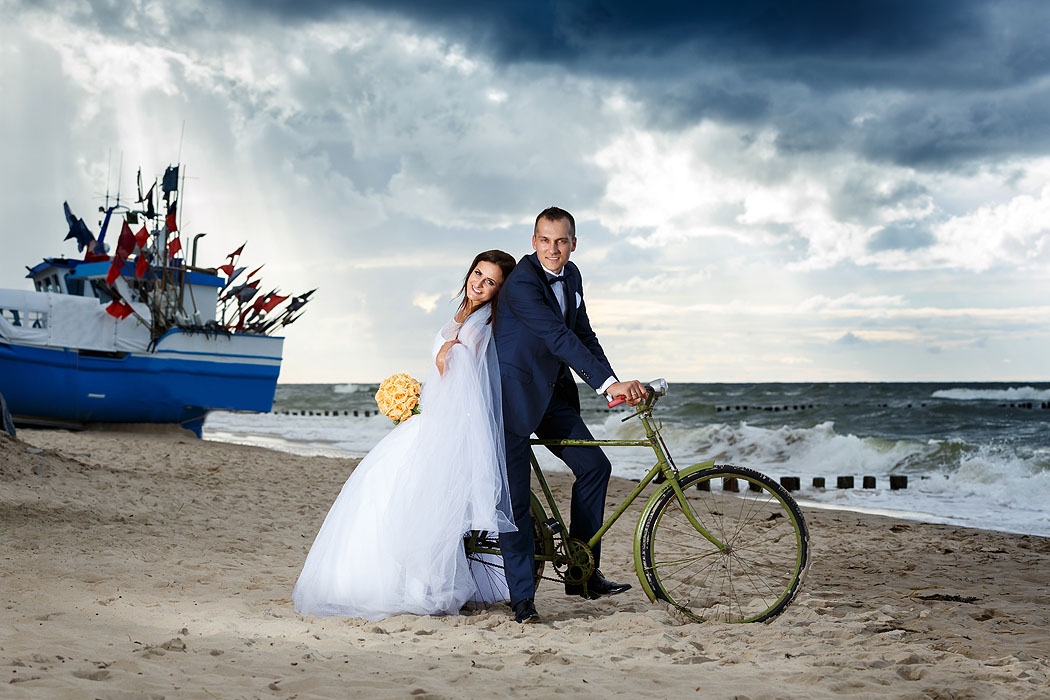 sesja ślubna nad morzem, fotografia ślubna, dobry fotograf, sesje ślubne, sesje w plenerze, fotograf Koszalin, fotograf ślubny Kołobrzeg, romantyczne sesje ślubne, zakochani, miłość, 