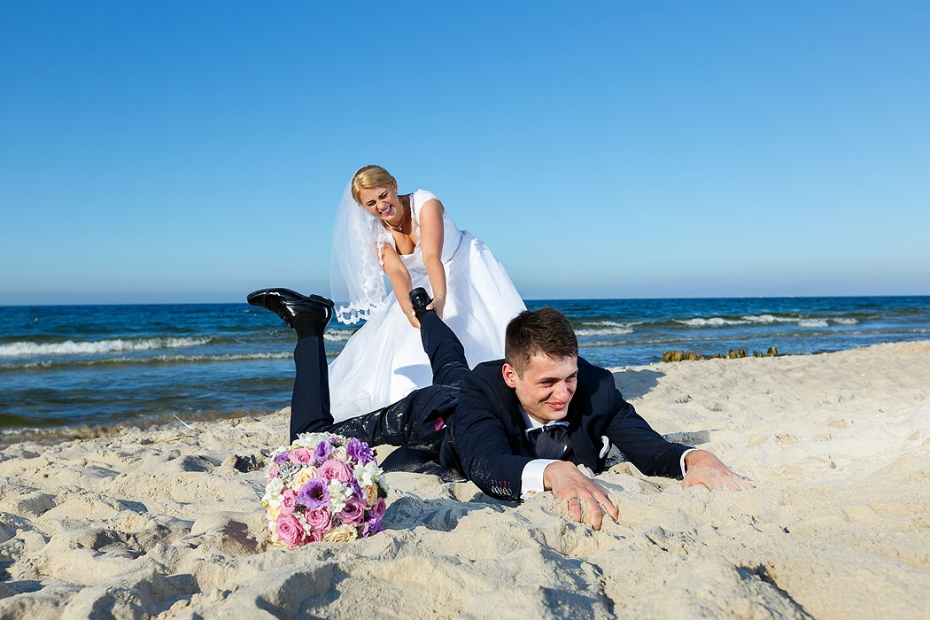 sesja ślubna nad morzem, fotografia ślubna, dobry fotograf, sesje ślubne, sesje w plenerze, fotograf Koszalin, fotograf ślubny Kołobrzeg, romantyczne sesje ślubne, zakochani, miłość, 