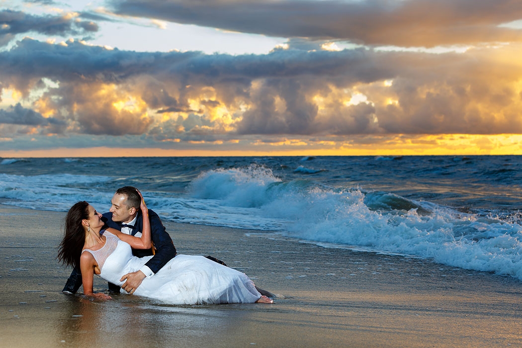 sesja ślubna nad morzem, fotografia ślubna, dobry fotograf, sesje ślubne, sesje w plenerze, fotograf Koszalin, fotograf ślubny Kołobrzeg, romantyczne sesje ślubne, zakochani, miłość, 