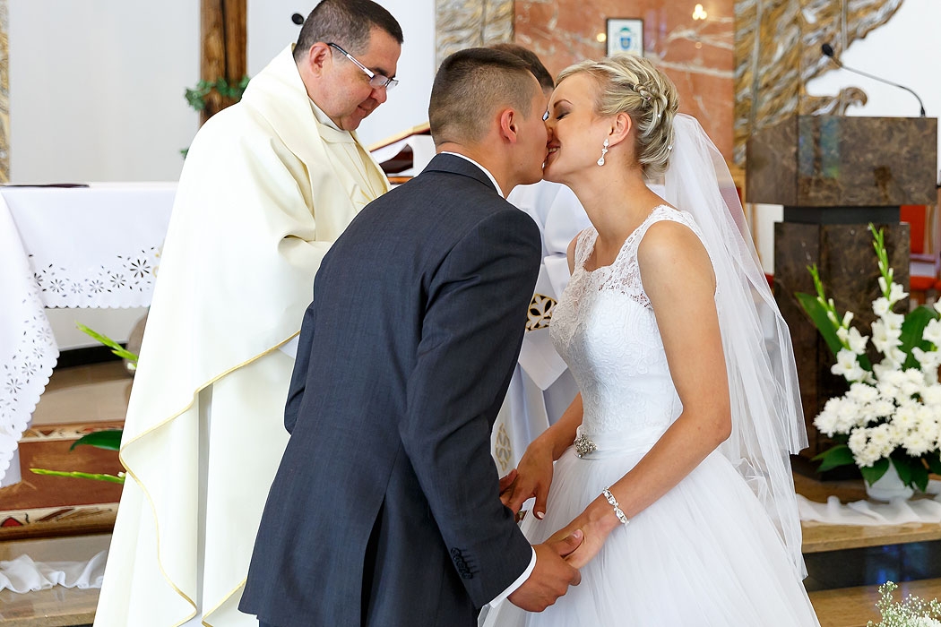 ślub, ceremonia zaślubin, ślub w USC,  fotograf Koszalin, FOTO i FILM HD, dobry fotograf, fotografia ślubna, fotograf Świdwin, fotograf Kołobrzeg, fotograf Szczecinek, fotograf na ślub, fotografowanie na ślubie, ceremonia w kościele