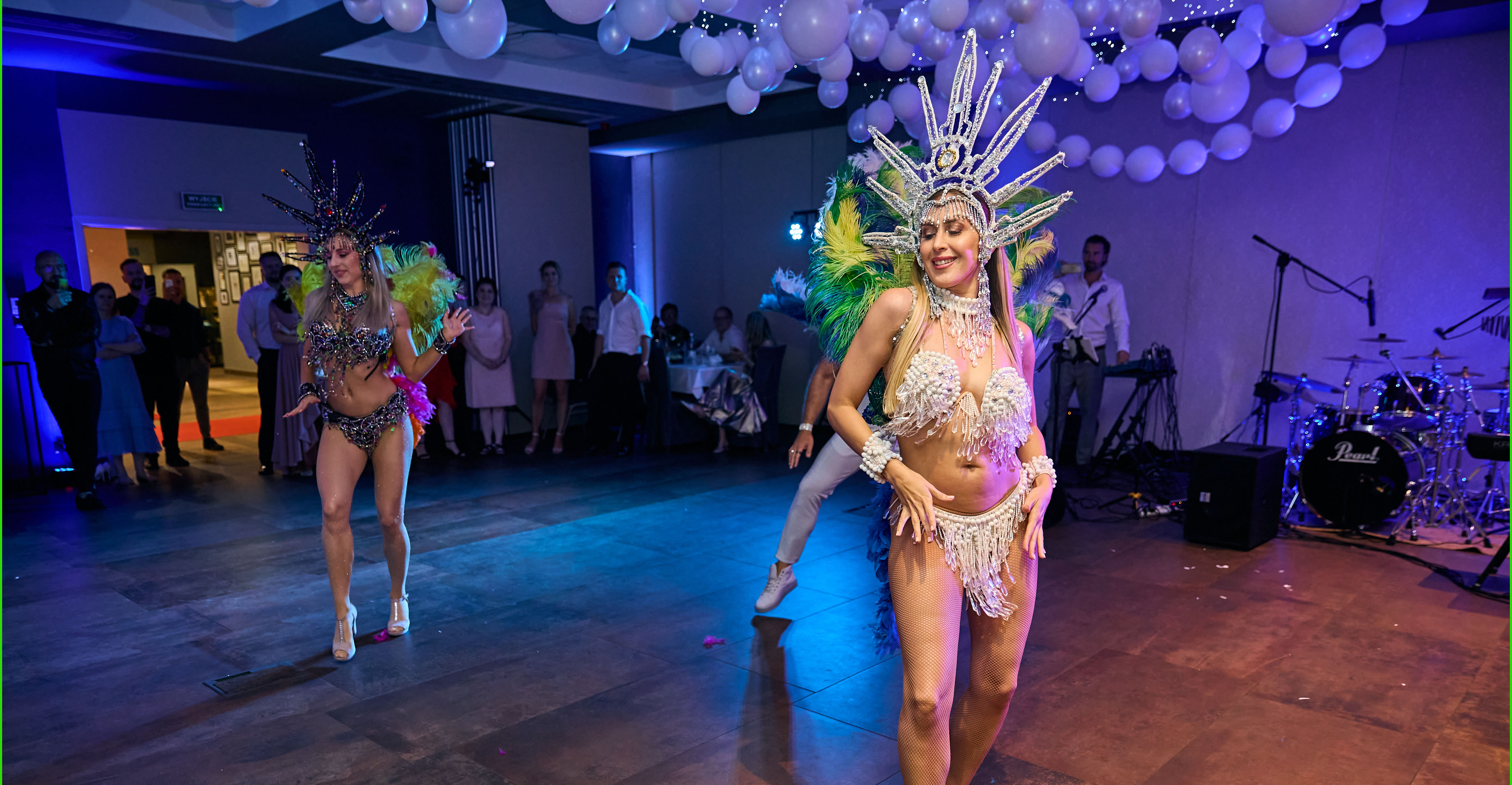 Brazylijska Samba na weselnym parkiecie Kolorowy pokaz tańca Samby na weselu.