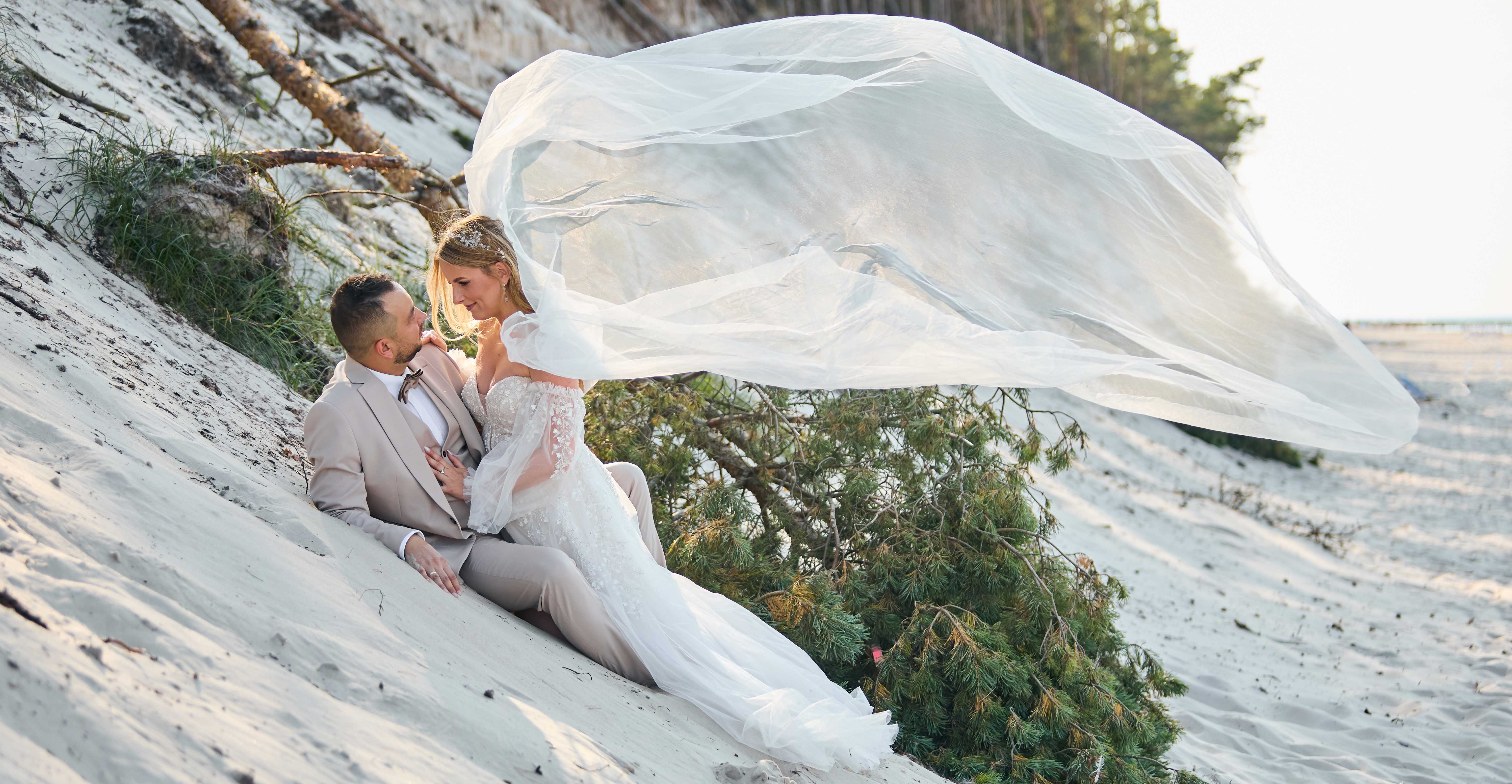 Praa Młoda na wydmach morskich w romantycznym uścisku.